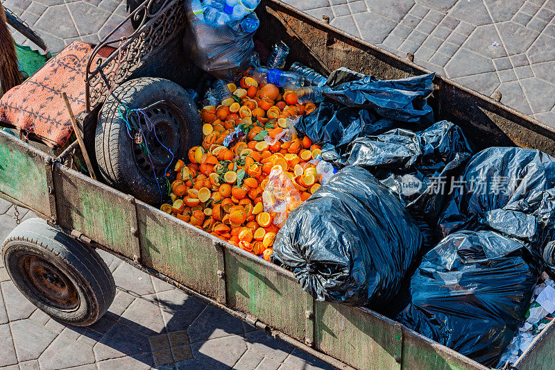清理垃圾，Djemaa El Fna广场，马拉喀什，摩洛哥，北非